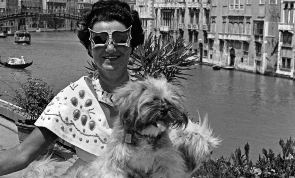 Peggy con sus inseparables perros y sus icónicas "bat glasses"