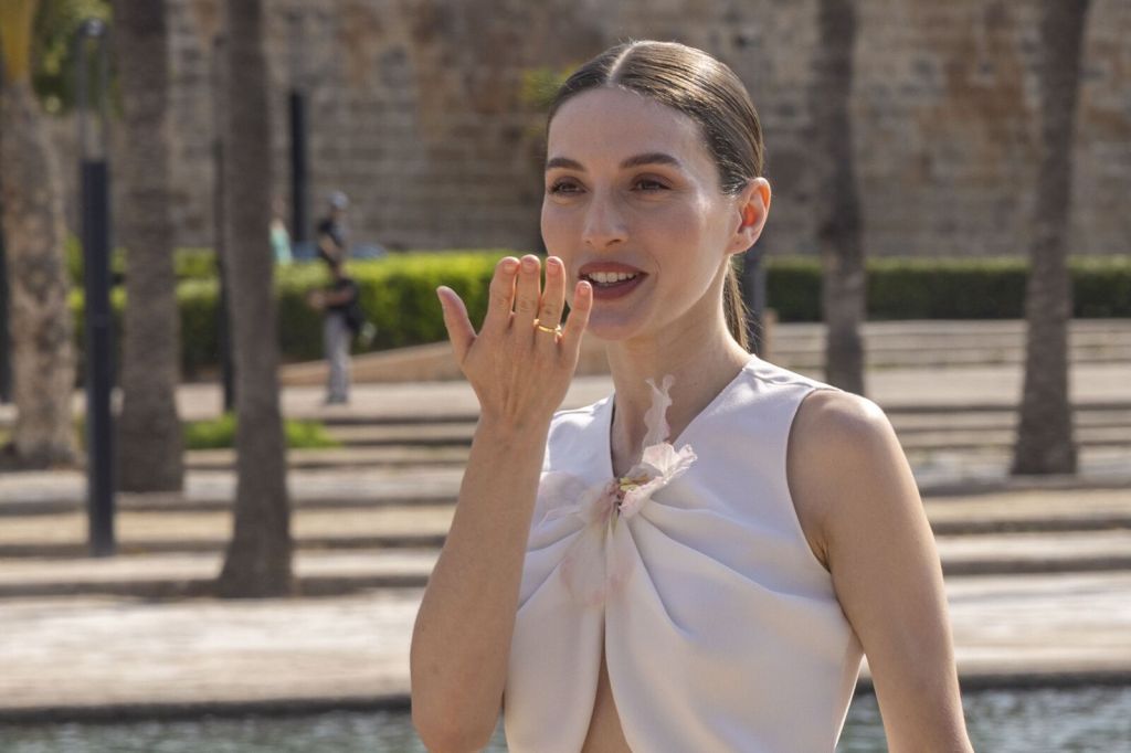 La actriz María Valverde debuta como directora con «El canto de las&nbsp;manos»