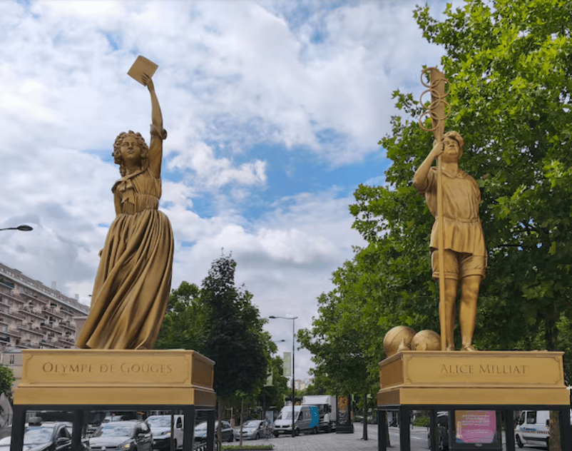 Por fin, mujeres: París alza las estatuas de las Olimpiadas en plena calle