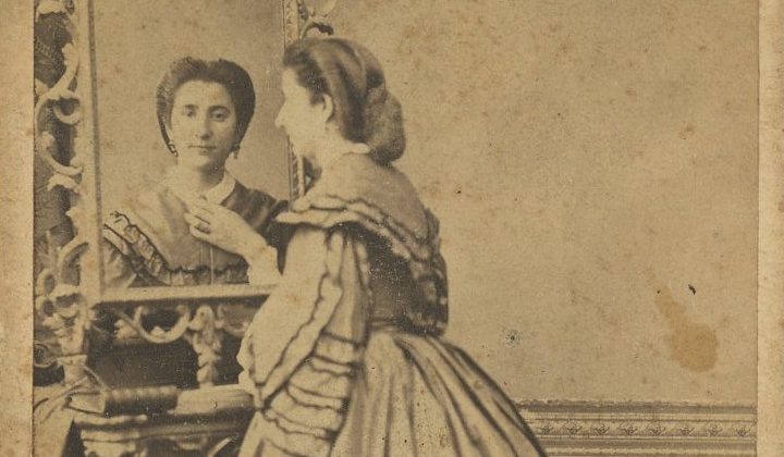 Mujeres ante la cámara: posar como un juego de resistencia y&nbsp;libertad